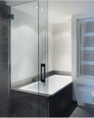 Kinder badkamer met inbouwbad